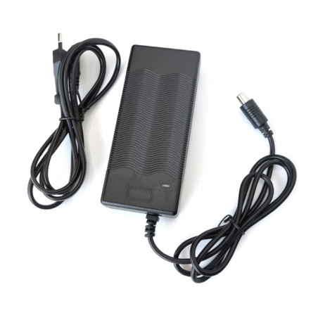 Polnilec za notranjo baterijo električnega skiroja Navee V40  - 1 Polnilec za notranjo baterijo električnega skiroja Navee V40
P